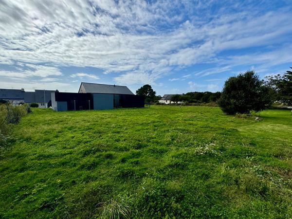 Hyper centre d'AMBON, superbe terrain rare par sa situation, 787 m² chemin d'accès compris