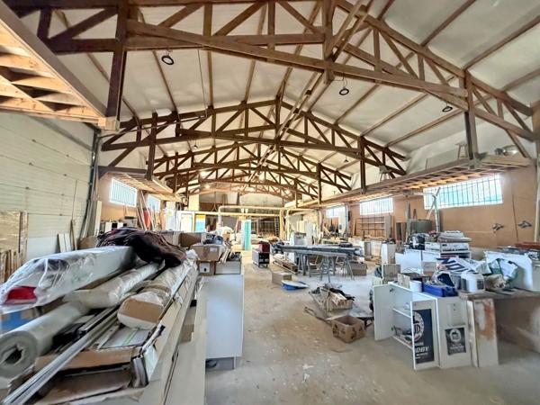 Vente                                                      Immeuble
                        
                     12 pièces                      180 m2                     à Lalande-en-Son