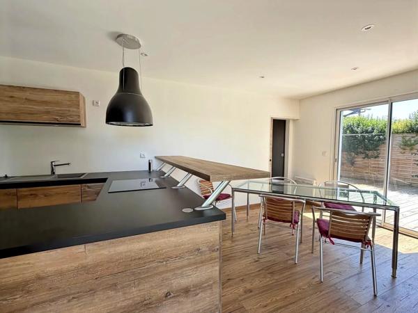 Vente                                                      Immeuble
                        
                     12 pièces                      180 m2                     à Lalande-en-Son