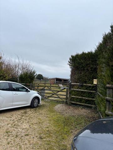 APPARTEMENT PLUS TERRAIN ET HANGARDS