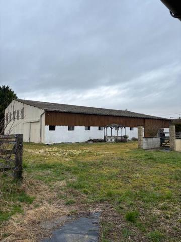 APPARTEMENT PLUS TERRAIN ET HANGARDS