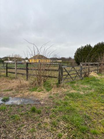 APPARTEMENT PLUS TERRAIN ET HANGARDS