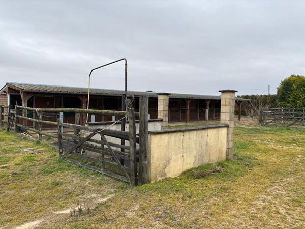 APPARTEMENT PLUS TERRAIN ET HANGARDS