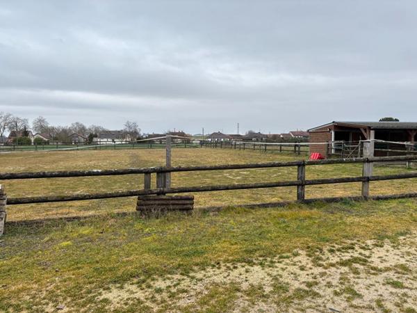 APPARTEMENT PLUS TERRAIN ET HANGARDS