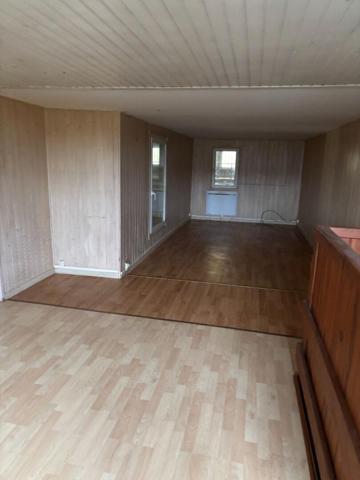 APPARTEMENT PLUS TERRAIN ET HANGARDS