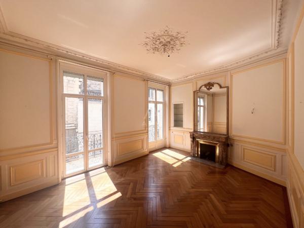 RUE DU PROFESSEUR DEMONS – APPARTEMENT BOURGEOIS DE 103,49 M² – DOUBLE RÉCEPTION DE 40,64 M² – BALCON FILANT – CAVE DE 23,78 M²