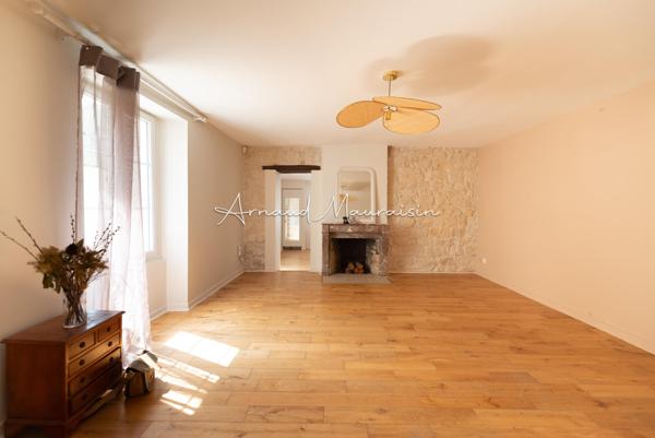 Maison en pierre et dépendance rénovées avec goût