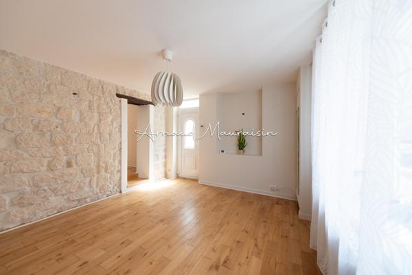 Maison en pierre et dépendance rénovées avec goût