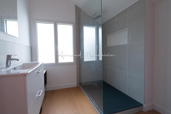 Maison en pierre et dépendance rénovées avec goût