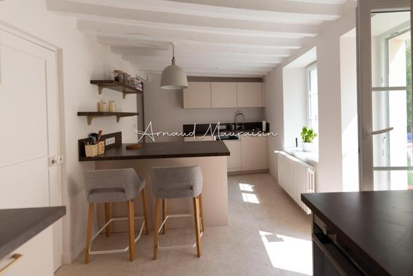 Maison en pierre et dépendance rénovées avec goût