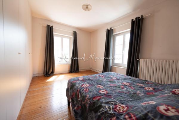 Maison en pierre et dépendance rénovées avec goût