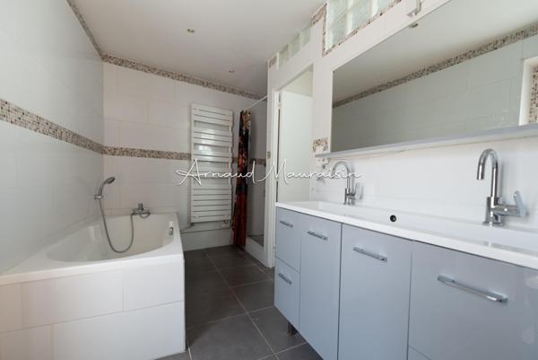 Maison en pierre et dépendance rénovées avec goût