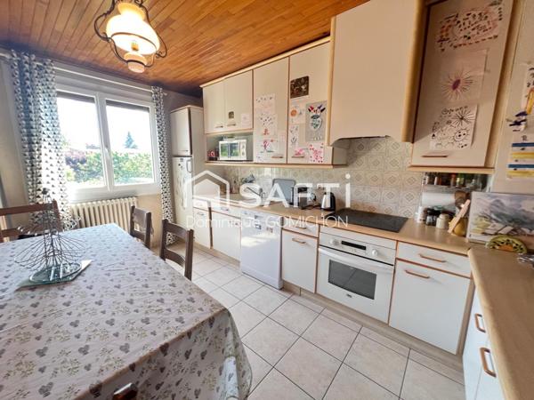 Maison mitoyenne des 2 côtés située au plan d'eau