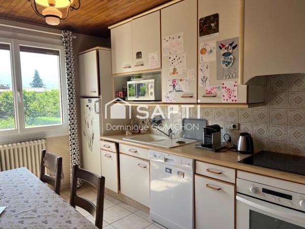 Maison mitoyenne des 2 côtés située au plan d'eau