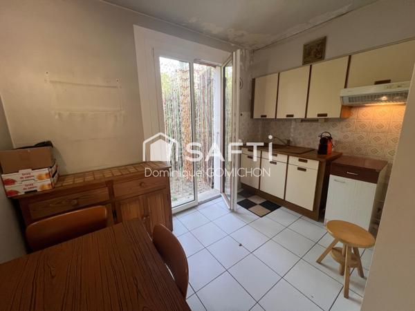 Maison mitoyenne des 2 côtés située au plan d'eau