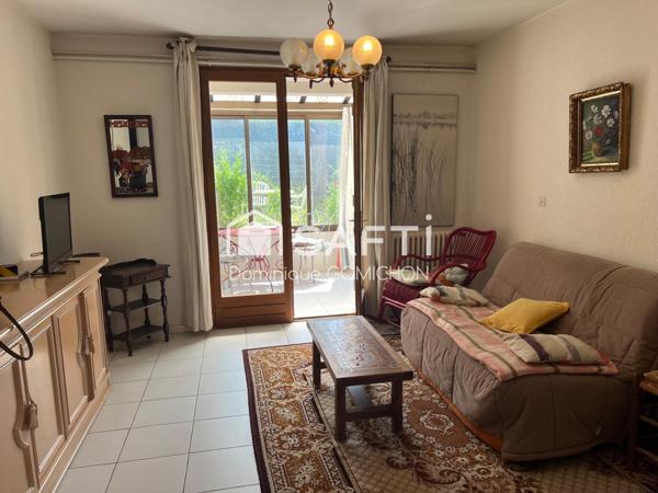 Maison mitoyenne des 2 côtés située au plan d'eau