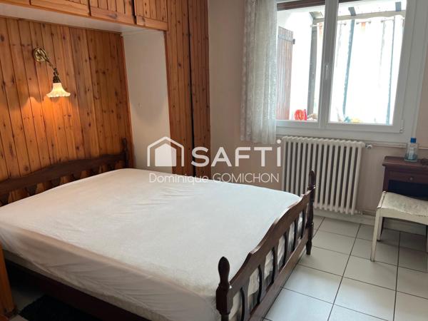 Maison mitoyenne des 2 côtés située au plan d'eau