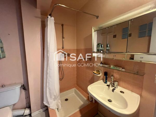 Maison mitoyenne des 2 côtés située au plan d'eau