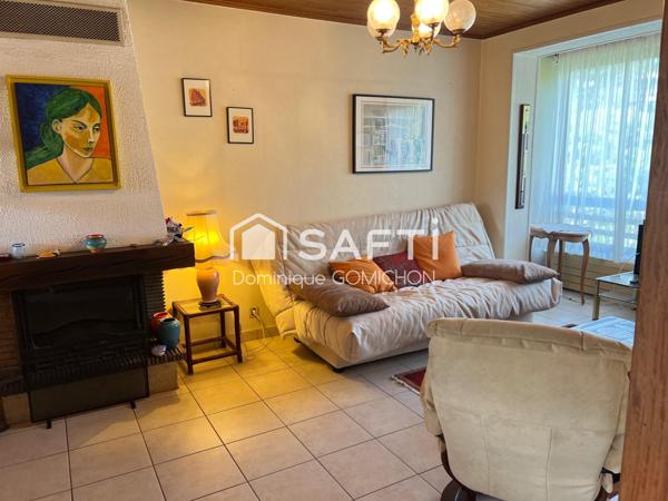 Maison mitoyenne des 2 côtés située au plan d'eau