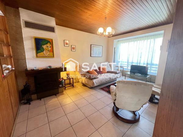 Maison mitoyenne des 2 côtés située au plan d'eau