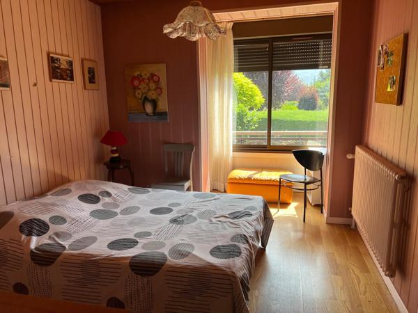 Maison mitoyenne des 2 côtés située au plan d'eau