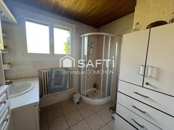 Maison mitoyenne des 2 côtés située au plan d'eau