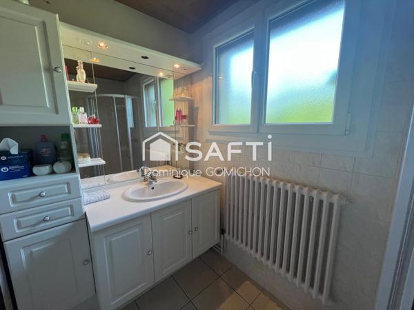 Maison mitoyenne des 2 côtés située au plan d'eau