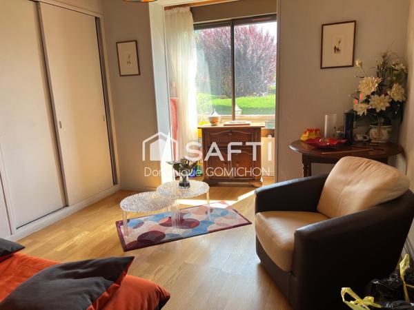 Maison mitoyenne des 2 côtés située au plan d'eau