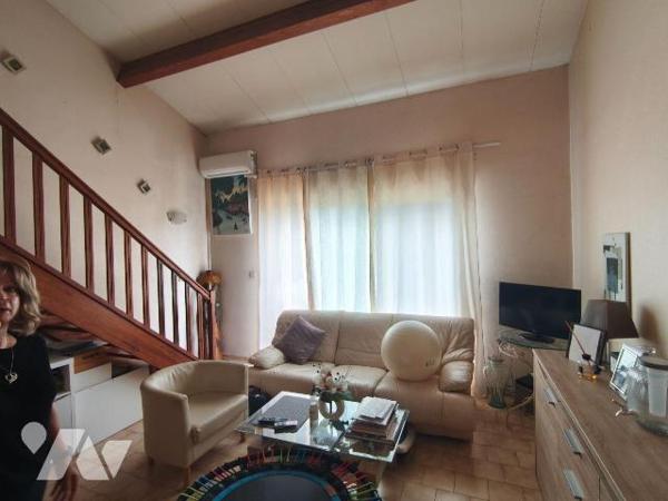 SAINT MARTIN DE CRAU centre, appartement de type F3 en duplex donnant sur jolie terrasse au Sud...