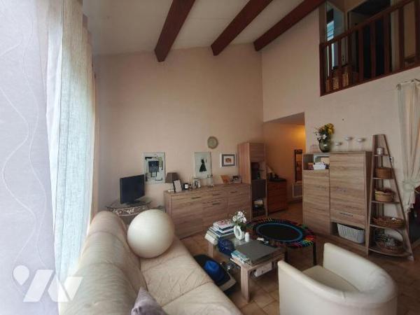 SAINT MARTIN DE CRAU centre, appartement de type F3 en duplex donnant sur jolie terrasse au Sud...