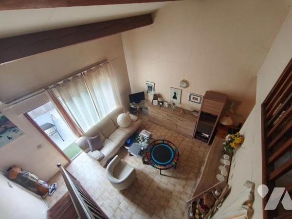 SAINT MARTIN DE CRAU centre, appartement de type F3 en duplex donnant sur jolie terrasse au Sud...