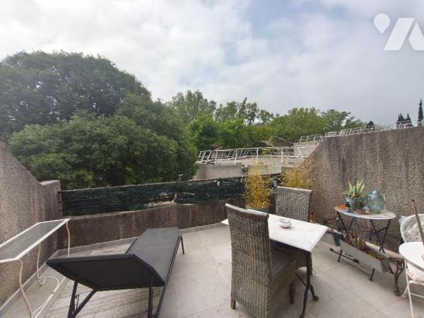 SAINT MARTIN DE CRAU centre, appartement de type F3 en duplex donnant sur jolie terrasse au Sud...
