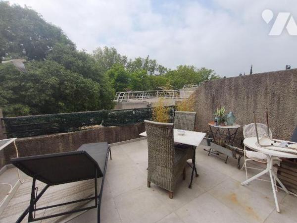 SAINT MARTIN DE CRAU centre, appartement de type F3 en duplex donnant sur jolie terrasse au Sud...
