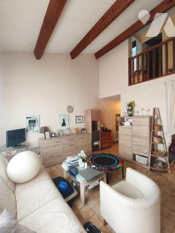 SAINT MARTIN DE CRAU centre, appartement de type F3 en duplex donnant sur jolie terrasse au Sud...