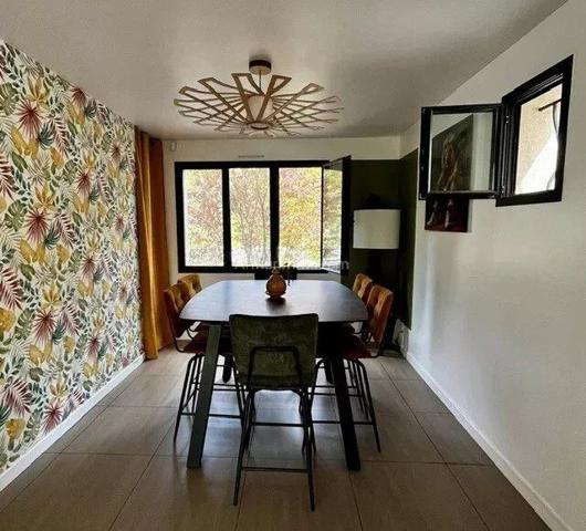 Vente                                                      Maison
                        
                     7 pièces                      118 m2                     à Joinville-le-Pont
