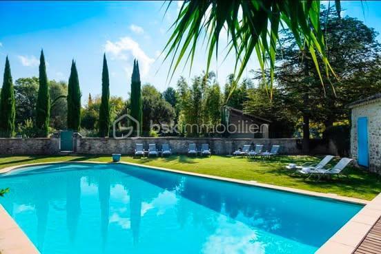 Domaine de 1 500 m²