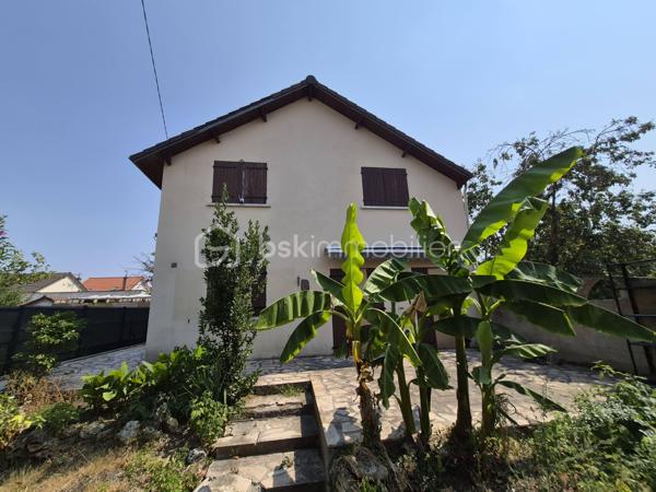 Dans un environnement recherché, dans le quartier du lac, à seulement quelques minutes à pied des commerces, du lac Montalbot, d'une école, je vous invite à venir découvrir cette maison individuelle, aux beaux espaces, d'environ 122m2, édifiée sur un terrain arboré de 532m2, avec sous-sol.

Le rez-de-chaussée se compose d'une entrée desservant une grande cuisine d'environ 11m2, d'une chambre, d'un WC indépendant, d'une grande pièce de vie d'environ 34m2 avec son poêle à bois, parfait pour créer une ambiance chaleureuse en toute saison.

A l'étage, le palier peut servir d'espace de télétravail, de lecture. Il dessert 3 chambres avec de belles surfaces, 1 WC indépendant, et une salle de douche.

Un sous-sol complète ce bien

Les +++++ : quartier recherché, beaux volumes dans chaque pièce, le DPE, sous-sol, stationnement de plusieurs véhicules sur le terrain

Des travaux de rafraichissement sont à prévoir
Vous recherchez une maison avec de beaux volumes à mettre à votre goût, alors n'hésitez plus et contactez moi