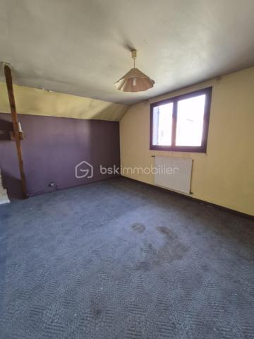 Dans un environnement recherché, dans le quartier du lac, à seulement quelques minutes à pied des commerces, du lac Montalbot, d'une école, je vous invite à venir découvrir cette maison individuelle, aux beaux espaces, d'environ 122m2, édifiée sur un terrain arboré de 532m2, avec sous-sol.

Le rez-de-chaussée se compose d'une entrée desservant une grande cuisine d'environ 11m2, d'une chambre, d'un WC indépendant, d'une grande pièce de vie d'environ 34m2 avec son poêle à bois, parfait pour créer une ambiance chaleureuse en toute saison.

A l'étage, le palier peut servir d'espace de télétravail, de lecture. Il dessert 3 chambres avec de belles surfaces, 1 WC indépendant, et une salle de douche.

Un sous-sol complète ce bien

Les +++++ : quartier recherché, beaux volumes dans chaque pièce, le DPE, sous-sol, stationnement de plusieurs véhicules sur le terrain

Des travaux de rafraichissement sont à prévoir
Vous recherchez une maison avec de beaux volumes à mettre à votre goût, alors n'hésitez plus et contactez moi