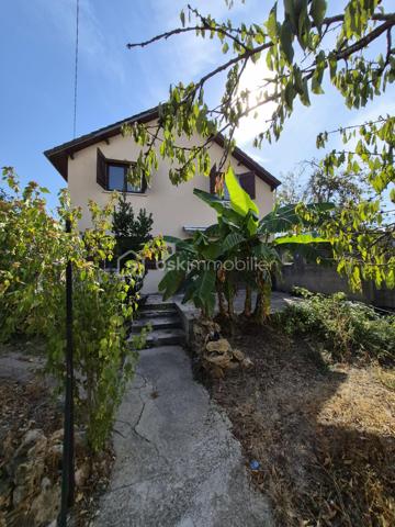Dans un environnement recherché, dans le quartier du lac, à seulement quelques minutes à pied des commerces, du lac Montalbot, d'une école, je vous invite à venir découvrir cette maison individuelle, aux beaux espaces, d'environ 122m2, édifiée sur un terrain arboré de 532m2, avec sous-sol.

Le rez-de-chaussée se compose d'une entrée desservant une grande cuisine d'environ 11m2, d'une chambre, d'un WC indépendant, d'une grande pièce de vie d'environ 34m2 avec son poêle à bois, parfait pour créer une ambiance chaleureuse en toute saison.

A l'étage, le palier peut servir d'espace de télétravail, de lecture. Il dessert 3 chambres avec de belles surfaces, 1 WC indépendant, et une salle de douche.

Un sous-sol complète ce bien

Les +++++ : quartier recherché, beaux volumes dans chaque pièce, le DPE, sous-sol, stationnement de plusieurs véhicules sur le terrain

Des travaux de rafraichissement sont à prévoir
Vous recherchez une maison avec de beaux volumes à mettre à votre goût, alors n'hésitez plus et contactez moi