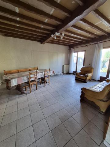 Dans un environnement recherché, dans le quartier du lac, à seulement quelques minutes à pied des commerces, du lac Montalbot, d'une école, je vous invite à venir découvrir cette maison individuelle, aux beaux espaces, d'environ 122m2, édifiée sur un terrain arboré de 532m2, avec sous-sol.

Le rez-de-chaussée se compose d'une entrée desservant une grande cuisine d'environ 11m2, d'une chambre, d'un WC indépendant, d'une grande pièce de vie d'environ 34m2 avec son poêle à bois, parfait pour créer une ambiance chaleureuse en toute saison.

A l'étage, le palier peut servir d'espace de télétravail, de lecture. Il dessert 3 chambres avec de belles surfaces, 1 WC indépendant, et une salle de douche.

Un sous-sol complète ce bien

Les +++++ : quartier recherché, beaux volumes dans chaque pièce, le DPE, sous-sol, stationnement de plusieurs véhicules sur le terrain

Des travaux de rafraichissement sont à prévoir
Vous recherchez une maison avec de beaux volumes à mettre à votre goût, alors n'hésitez plus et contactez moi