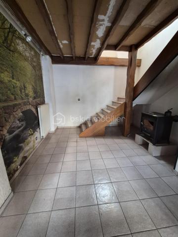 Dans un environnement recherché, dans le quartier du lac, à seulement quelques minutes à pied des commerces, du lac Montalbot, d'une école, je vous invite à venir découvrir cette maison individuelle, aux beaux espaces, d'environ 122m2, édifiée sur un terrain arboré de 532m2, avec sous-sol.

Le rez-de-chaussée se compose d'une entrée desservant une grande cuisine d'environ 11m2, d'une chambre, d'un WC indépendant, d'une grande pièce de vie d'environ 34m2 avec son poêle à bois, parfait pour créer une ambiance chaleureuse en toute saison.

A l'étage, le palier peut servir d'espace de télétravail, de lecture. Il dessert 3 chambres avec de belles surfaces, 1 WC indépendant, et une salle de douche.

Un sous-sol complète ce bien

Les +++++ : quartier recherché, beaux volumes dans chaque pièce, le DPE, sous-sol, stationnement de plusieurs véhicules sur le terrain

Des travaux de rafraichissement sont à prévoir
Vous recherchez une maison avec de beaux volumes à mettre à votre goût, alors n'hésitez plus et contactez moi