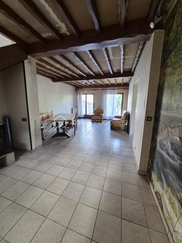 Dans un environnement recherché, dans le quartier du lac, à seulement quelques minutes à pied des commerces, du lac Montalbot, d'une école, je vous invite à venir découvrir cette maison individuelle, aux beaux espaces, d'environ 122m2, édifiée sur un terrain arboré de 532m2, avec sous-sol.

Le rez-de-chaussée se compose d'une entrée desservant une grande cuisine d'environ 11m2, d'une chambre, d'un WC indépendant, d'une grande pièce de vie d'environ 34m2 avec son poêle à bois, parfait pour créer une ambiance chaleureuse en toute saison.

A l'étage, le palier peut servir d'espace de télétravail, de lecture. Il dessert 3 chambres avec de belles surfaces, 1 WC indépendant, et une salle de douche.

Un sous-sol complète ce bien

Les +++++ : quartier recherché, beaux volumes dans chaque pièce, le DPE, sous-sol, stationnement de plusieurs véhicules sur le terrain

Des travaux de rafraichissement sont à prévoir
Vous recherchez une maison avec de beaux volumes à mettre à votre goût, alors n'hésitez plus et contactez moi