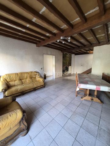 Dans un environnement recherché, dans le quartier du lac, à seulement quelques minutes à pied des commerces, du lac Montalbot, d'une école, je vous invite à venir découvrir cette maison individuelle, aux beaux espaces, d'environ 122m2, édifiée sur un terrain arboré de 532m2, avec sous-sol.

Le rez-de-chaussée se compose d'une entrée desservant une grande cuisine d'environ 11m2, d'une chambre, d'un WC indépendant, d'une grande pièce de vie d'environ 34m2 avec son poêle à bois, parfait pour créer une ambiance chaleureuse en toute saison.

A l'étage, le palier peut servir d'espace de télétravail, de lecture. Il dessert 3 chambres avec de belles surfaces, 1 WC indépendant, et une salle de douche.

Un sous-sol complète ce bien

Les +++++ : quartier recherché, beaux volumes dans chaque pièce, le DPE, sous-sol, stationnement de plusieurs véhicules sur le terrain

Des travaux de rafraichissement sont à prévoir
Vous recherchez une maison avec de beaux volumes à mettre à votre goût, alors n'hésitez plus et contactez moi