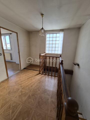 Dans un environnement recherché, dans le quartier du lac, à seulement quelques minutes à pied des commerces, du lac Montalbot, d'une école, je vous invite à venir découvrir cette maison individuelle, aux beaux espaces, d'environ 122m2, édifiée sur un terrain arboré de 532m2, avec sous-sol.

Le rez-de-chaussée se compose d'une entrée desservant une grande cuisine d'environ 11m2, d'une chambre, d'un WC indépendant, d'une grande pièce de vie d'environ 34m2 avec son poêle à bois, parfait pour créer une ambiance chaleureuse en toute saison.

A l'étage, le palier peut servir d'espace de télétravail, de lecture. Il dessert 3 chambres avec de belles surfaces, 1 WC indépendant, et une salle de douche.

Un sous-sol complète ce bien

Les +++++ : quartier recherché, beaux volumes dans chaque pièce, le DPE, sous-sol, stationnement de plusieurs véhicules sur le terrain

Des travaux de rafraichissement sont à prévoir
Vous recherchez une maison avec de beaux volumes à mettre à votre goût, alors n'hésitez plus et contactez moi