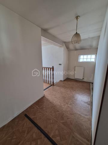 Dans un environnement recherché, dans le quartier du lac, à seulement quelques minutes à pied des commerces, du lac Montalbot, d'une école, je vous invite à venir découvrir cette maison individuelle, aux beaux espaces, d'environ 122m2, édifiée sur un terrain arboré de 532m2, avec sous-sol.

Le rez-de-chaussée se compose d'une entrée desservant une grande cuisine d'environ 11m2, d'une chambre, d'un WC indépendant, d'une grande pièce de vie d'environ 34m2 avec son poêle à bois, parfait pour créer une ambiance chaleureuse en toute saison.

A l'étage, le palier peut servir d'espace de télétravail, de lecture. Il dessert 3 chambres avec de belles surfaces, 1 WC indépendant, et une salle de douche.

Un sous-sol complète ce bien

Les +++++ : quartier recherché, beaux volumes dans chaque pièce, le DPE, sous-sol, stationnement de plusieurs véhicules sur le terrain

Des travaux de rafraichissement sont à prévoir
Vous recherchez une maison avec de beaux volumes à mettre à votre goût, alors n'hésitez plus et contactez moi