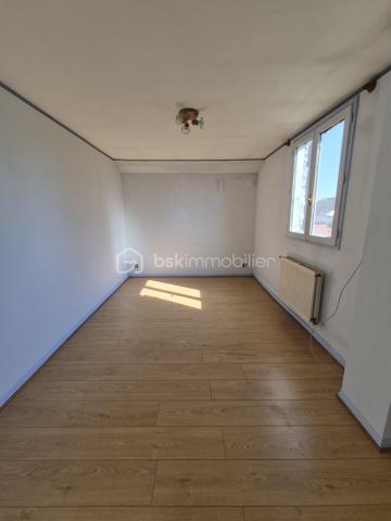 Dans un environnement recherché, dans le quartier du lac, à seulement quelques minutes à pied des commerces, du lac Montalbot, d'une école, je vous invite à venir découvrir cette maison individuelle, aux beaux espaces, d'environ 122m2, édifiée sur un terrain arboré de 532m2, avec sous-sol.

Le rez-de-chaussée se compose d'une entrée desservant une grande cuisine d'environ 11m2, d'une chambre, d'un WC indépendant, d'une grande pièce de vie d'environ 34m2 avec son poêle à bois, parfait pour créer une ambiance chaleureuse en toute saison.

A l'étage, le palier peut servir d'espace de télétravail, de lecture. Il dessert 3 chambres avec de belles surfaces, 1 WC indépendant, et une salle de douche.

Un sous-sol complète ce bien

Les +++++ : quartier recherché, beaux volumes dans chaque pièce, le DPE, sous-sol, stationnement de plusieurs véhicules sur le terrain

Des travaux de rafraichissement sont à prévoir
Vous recherchez une maison avec de beaux volumes à mettre à votre goût, alors n'hésitez plus et contactez moi
