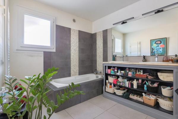 Élégante maison familiale avec espace réception et piscine – Baillargues