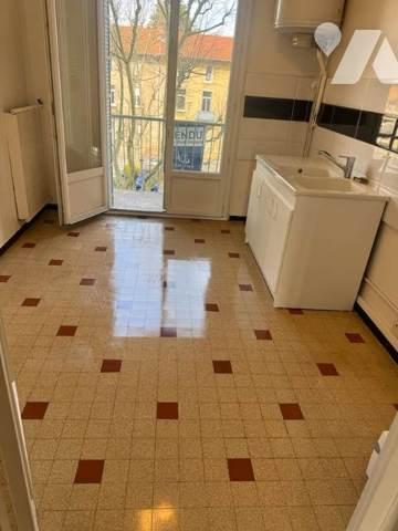 Proche centre ville cet appartement de type 3 avec ascenseur  très ensoleillé