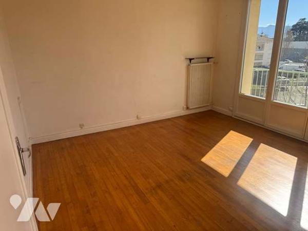 Proche centre ville cet appartement de type 3 avec ascenseur  très ensoleillé