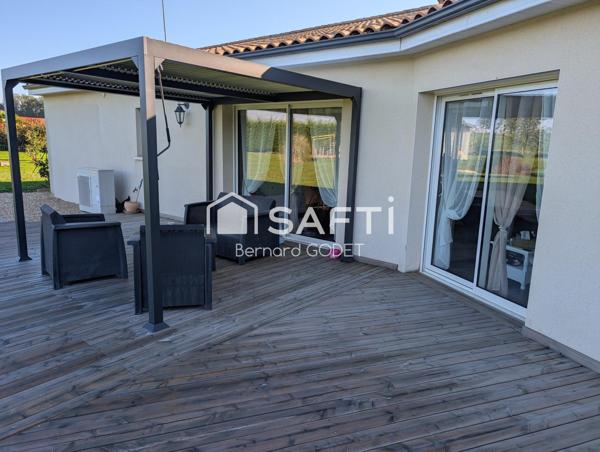 Maison de plain pied sans travaux 3 chambres, 1 bureau, cuisine ouverte salon.